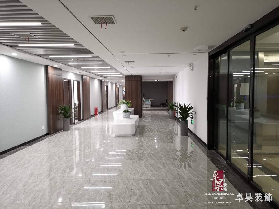 办公楼过道装修实景图.jpg